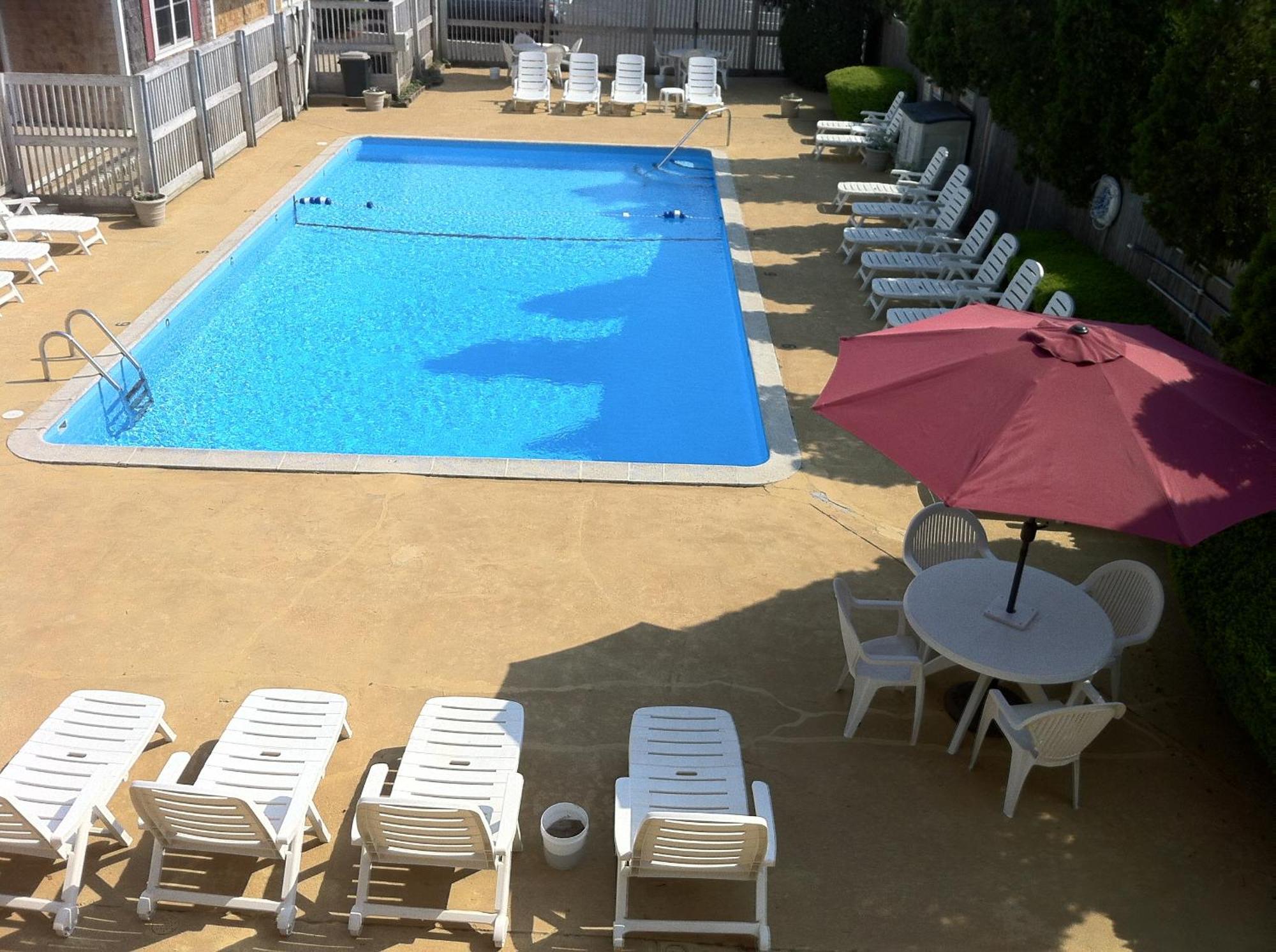 Holiday Hill Inn & Suites Денис Порт Екстериор снимка