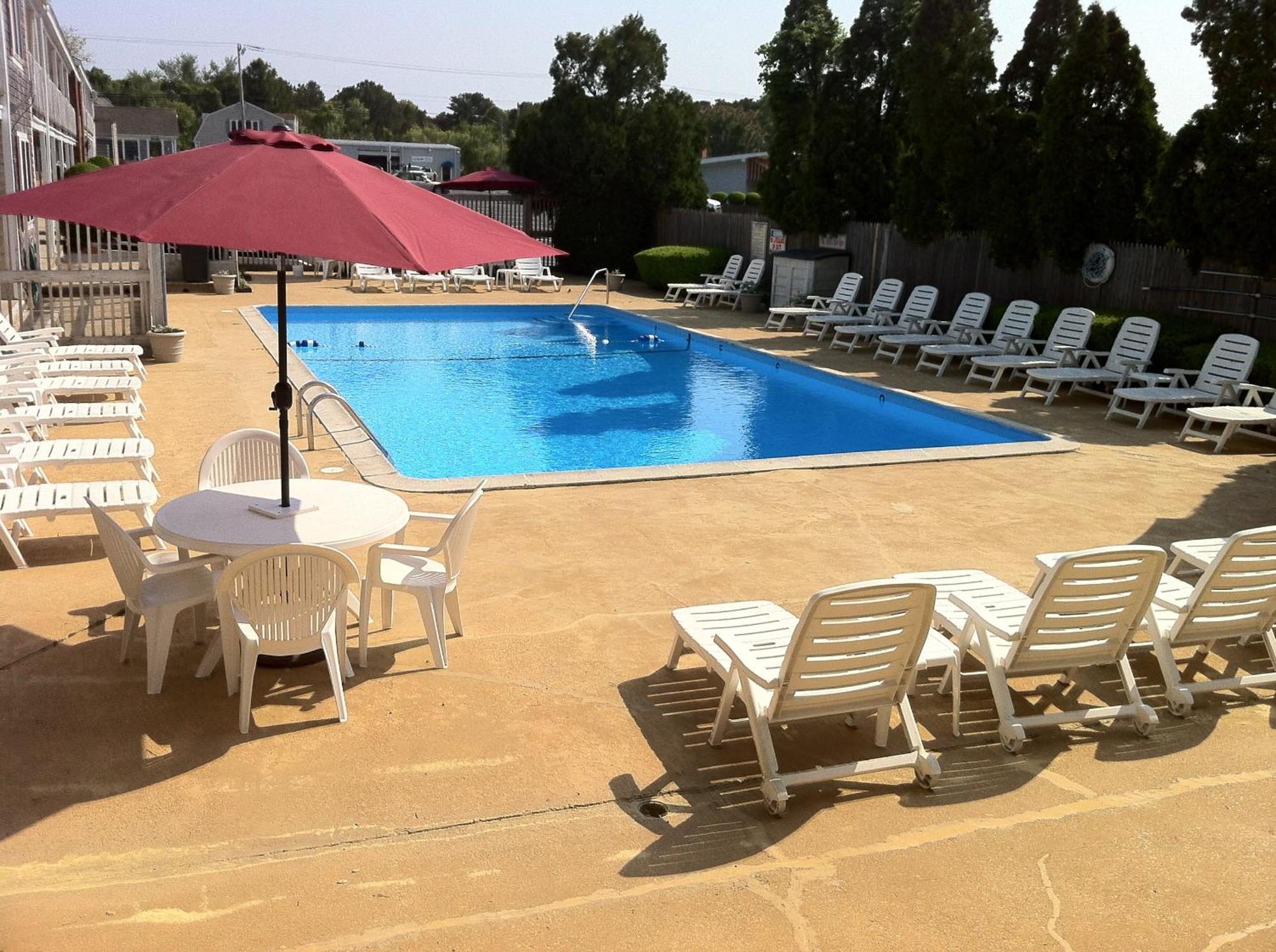 Holiday Hill Inn & Suites Денис Порт Екстериор снимка