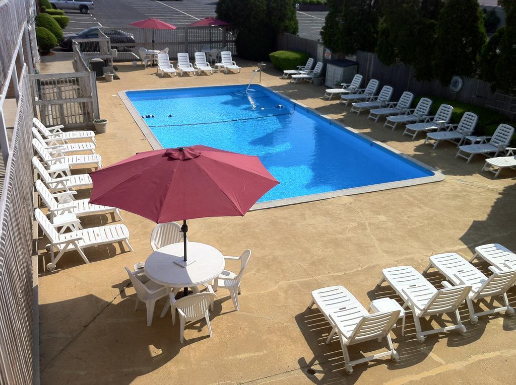 Holiday Hill Inn & Suites Денис Порт Екстериор снимка