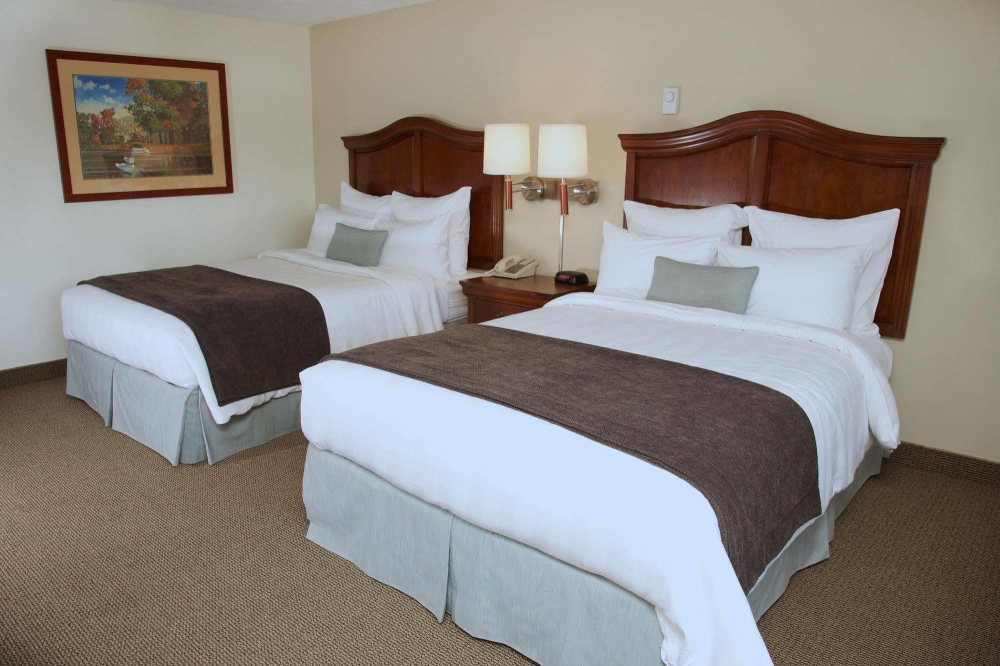 Holiday Hill Inn & Suites Денис Порт Екстериор снимка