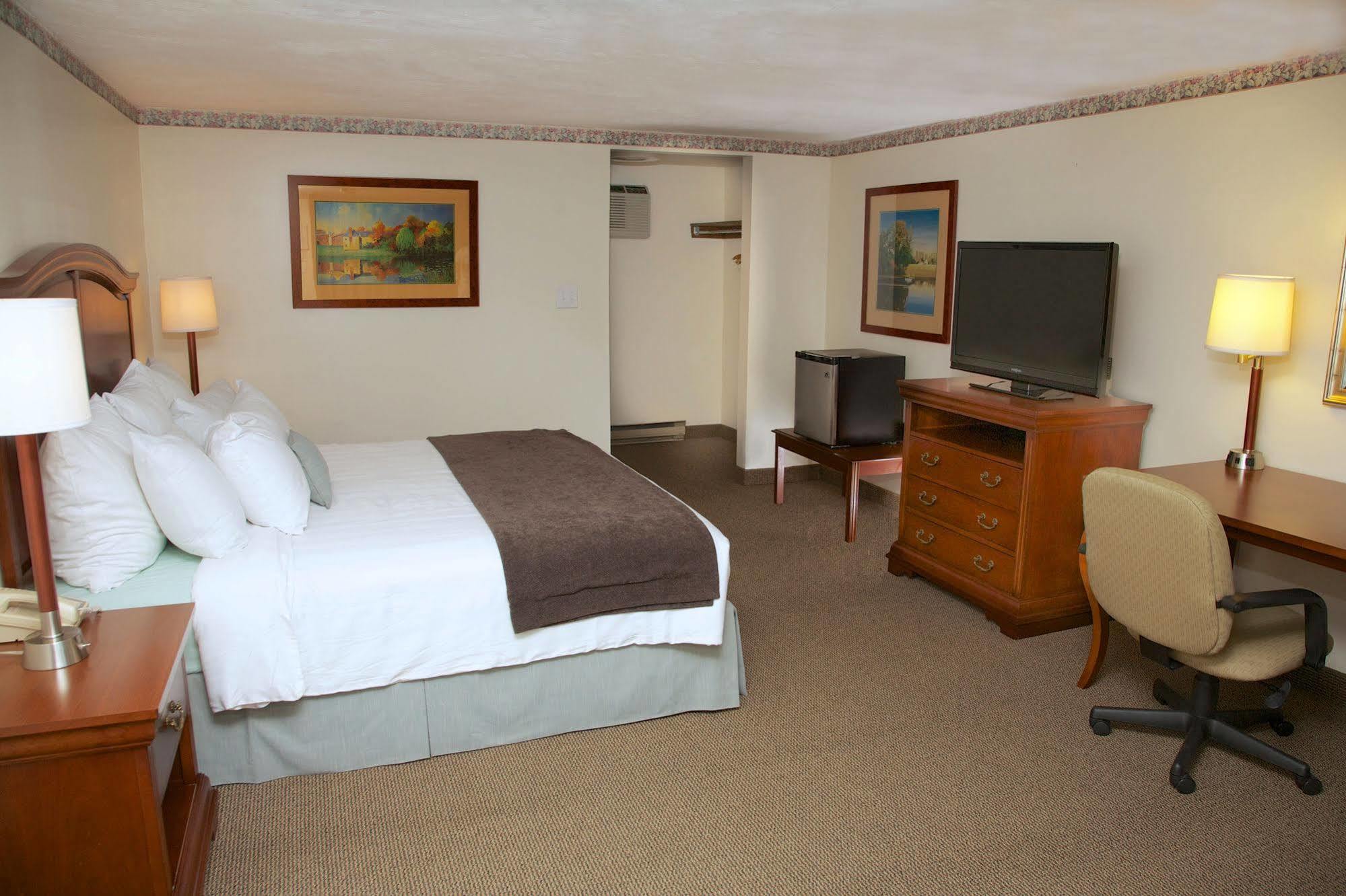 Holiday Hill Inn & Suites Денис Порт Екстериор снимка