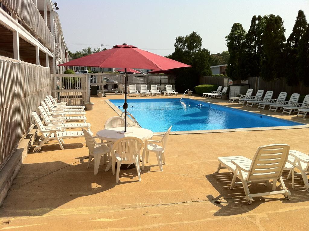 Holiday Hill Inn & Suites Денис Порт Екстериор снимка